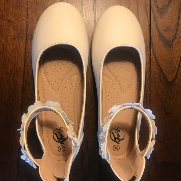 Trary Other - Beige Girls Flat size 4 Youth
